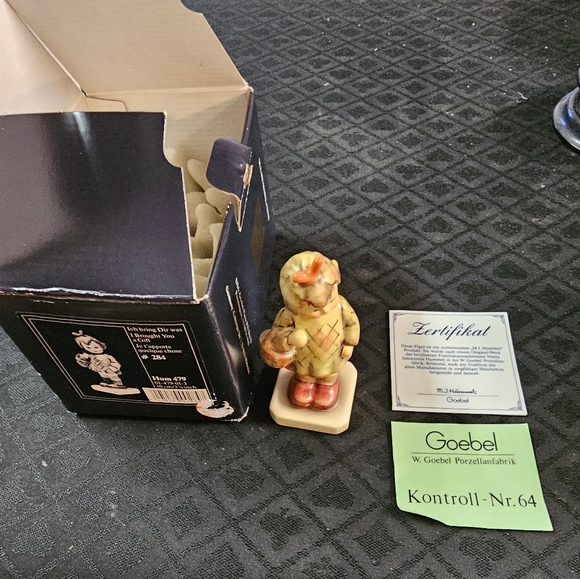 Goebel - 'I brought you a gift' Club Piece - Picture 2 of 6